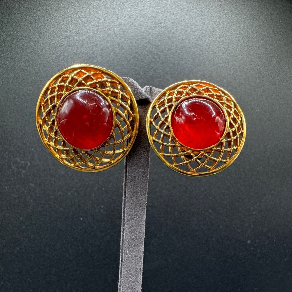 LOT 1507 24K gold plated CHANEL vintage red glass gripoix clip on earrings - Picture 3 of 11